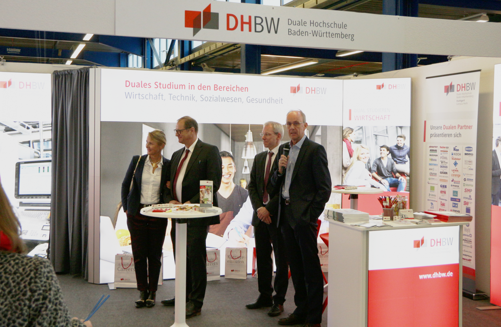 IHK-Präsidentin Birgit Hakenjos-Boyd und Oberbürgermeister Jürgen Roth zusammen mit Prorektor Prof. Dr. Torsten Bleich und Rektor Prof. Dr. Ulrich Kotthaus am Messestand der DHBW (Bild: DHBW VS)